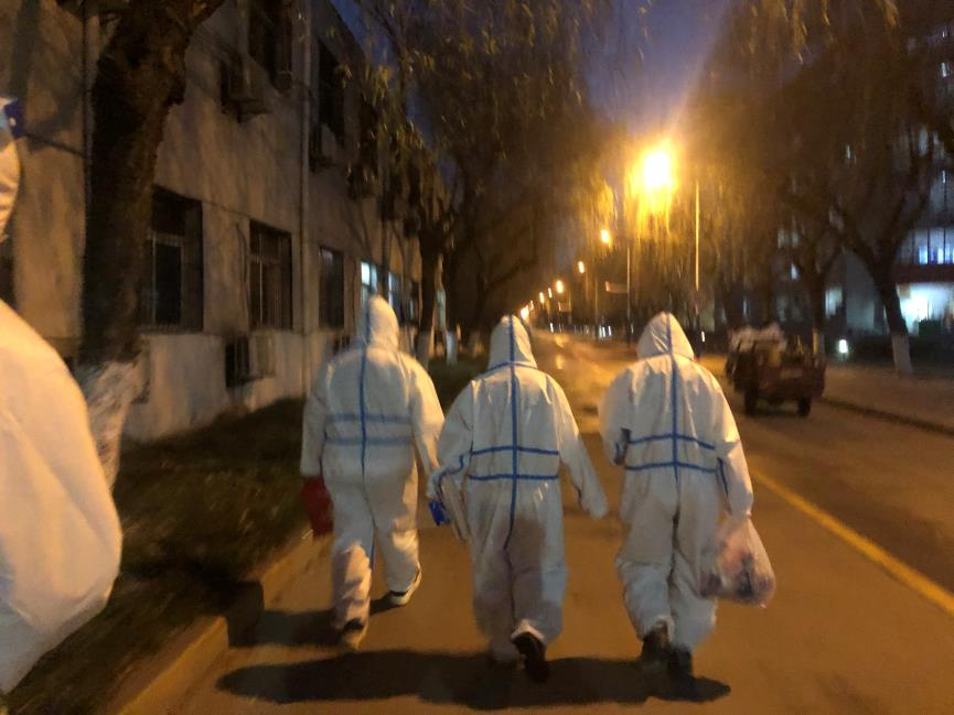 相比于体力上的消耗,6位抗疫志愿者面对更困难的问