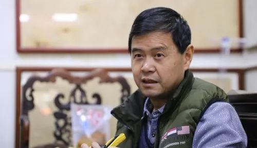 五十多岁的曹义龙是安徽宣纸行的掌柜,他的店在三学街开了十几年,以