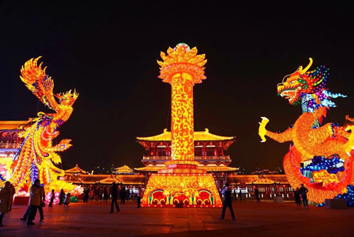 芙蓉园灯会的主灯是"龙凤呈祥".